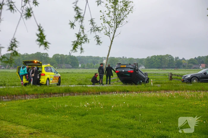 Gewonden nadat auto over de kop slaat
