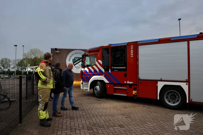 Kind met hoofd vast tussen spijlen van hek