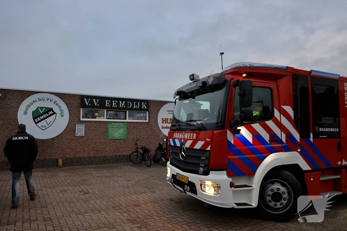 Kind met hoofd vast tussen spijlen van hek