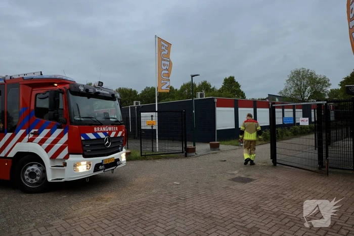 Kind met hoofd vast tussen spijlen van hek