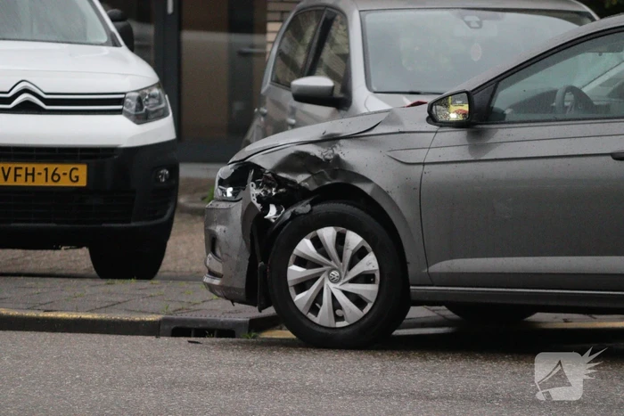 Brommobiel botst op personenauto