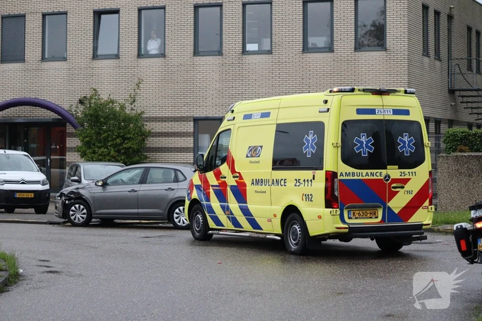 Brommobiel botst op personenauto