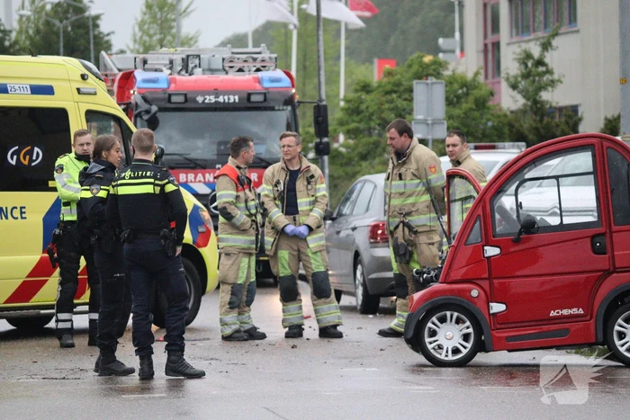 Brommobiel botst op personenauto