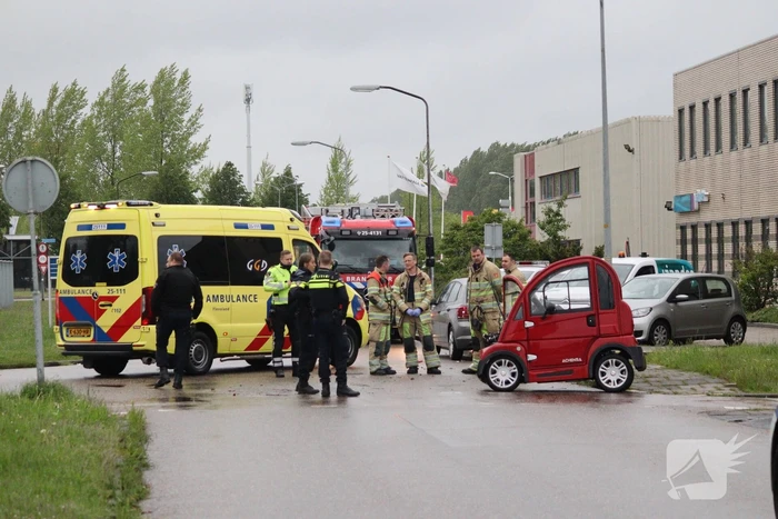 Brommobiel botst op personenauto