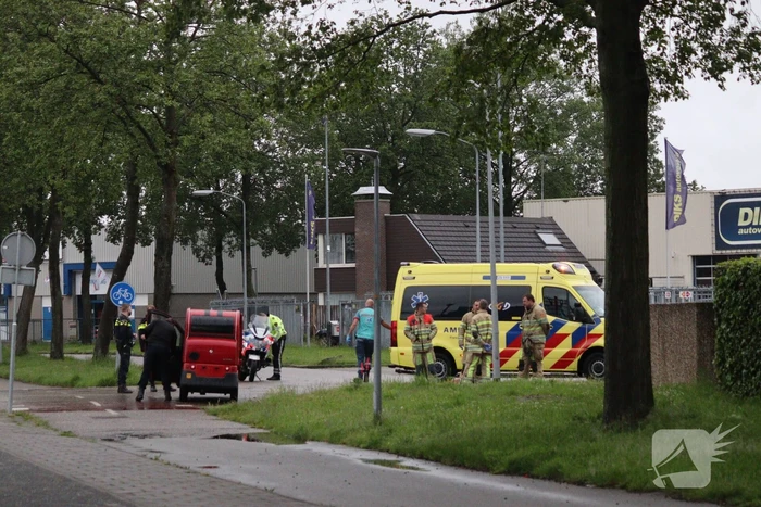 Brommobiel botst op personenauto