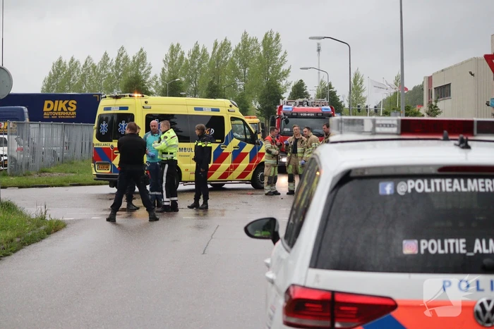 Brommobiel botst op personenauto