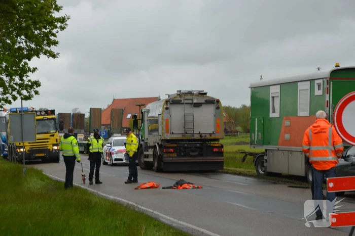 Vrachtwagen botst op kruising