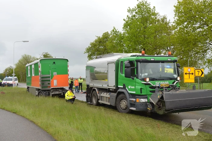 Vrachtwagen botst op kruising