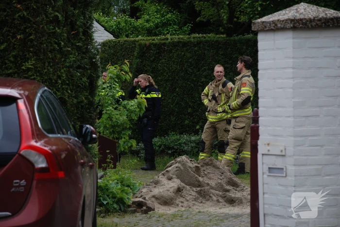 Brandweer blust brand in schoorsteen