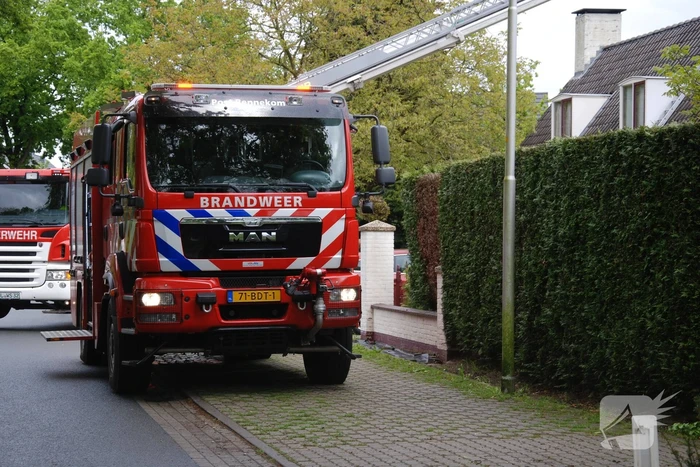 Brandweer blust brand in schoorsteen