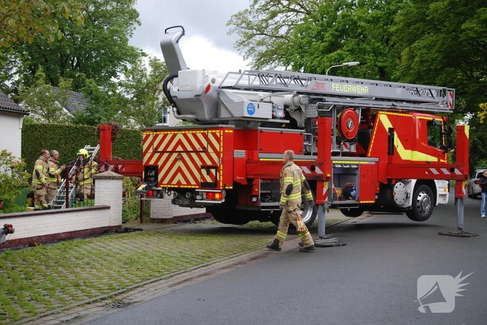Brandweer blust brand in schoorsteen