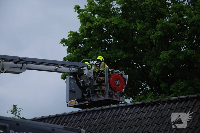 Brandweer blust brand in schoorsteen
