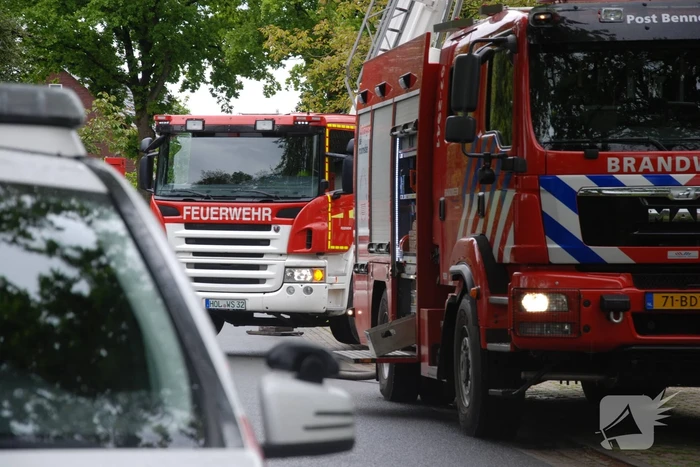 Brandweer blust brand in schoorsteen