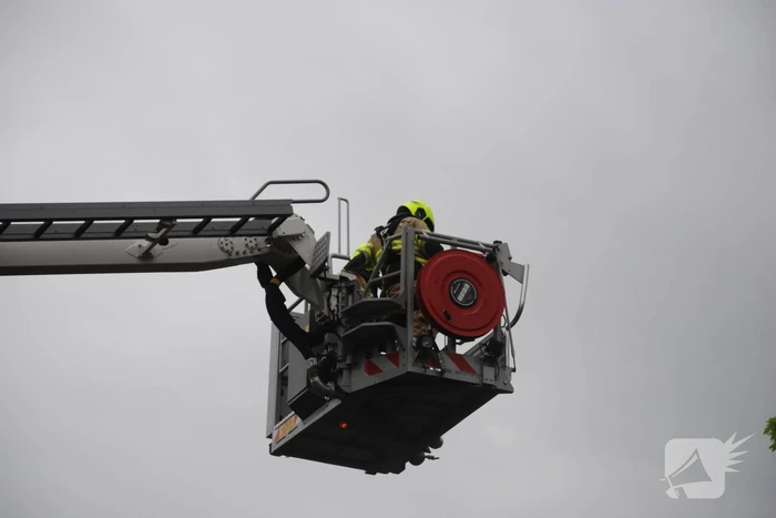 Brandweer blust brand in schoorsteen