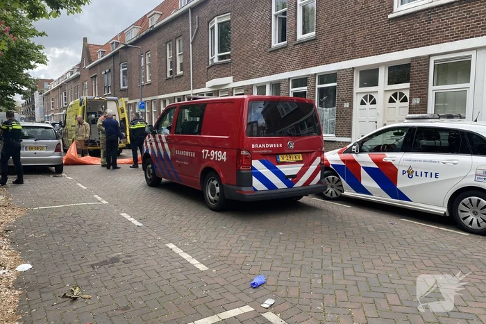 Vrouw vast met arm in deegrolmachine