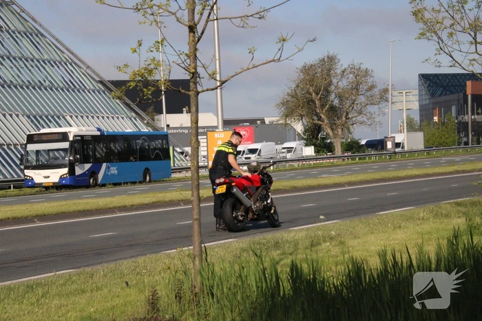 Motorrijder gaat onderuit