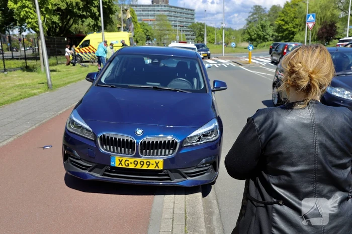 Auto botst op jonge fietser op rotonde