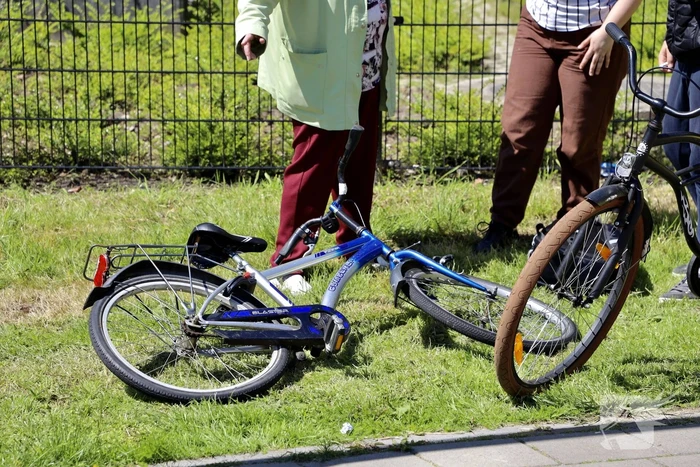 Auto botst op jonge fietser op rotonde