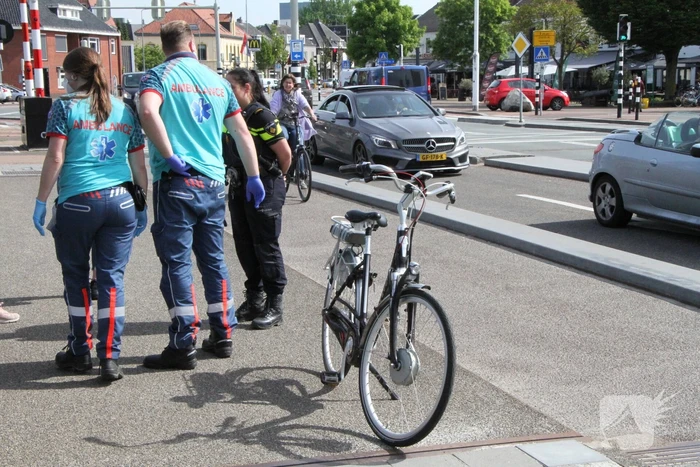 Vrouw op fiets gewond bij eenzijdig ongeval