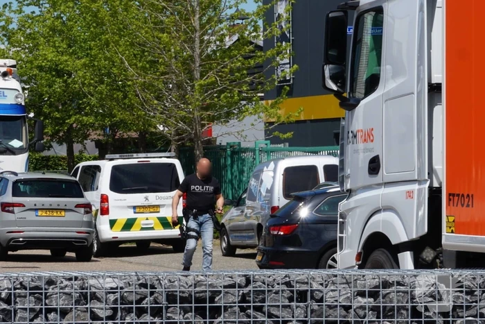Hennepkwekerij en illegale sigarettenfabriek ontdekt in loods