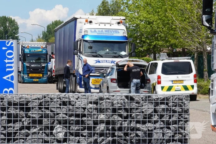 Hennepkwekerij en illegale sigarettenfabriek ontdekt in loods