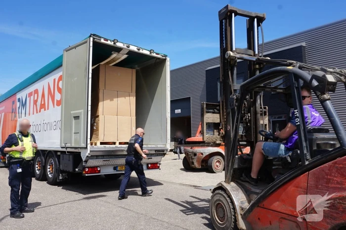 Hennepkwekerij en illegale sigarettenfabriek ontdekt in loods