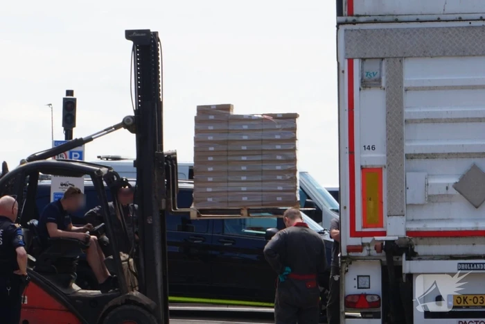 Hennepkwekerij en illegale sigarettenfabriek ontdekt in loods