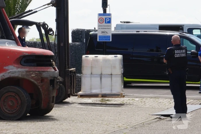 Hennepkwekerij en illegale sigarettenfabriek ontdekt in loods