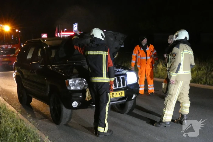 Auto vliegt spontaan in brand na pech