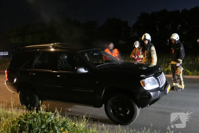Auto vliegt spontaan in brand na pech