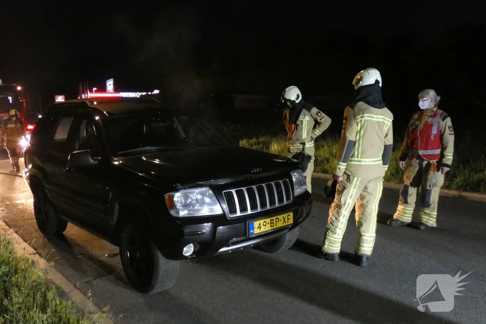 Auto vliegt spontaan in brand na pech