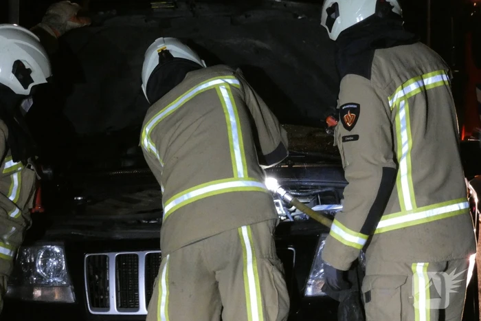 Auto vliegt spontaan in brand na pech