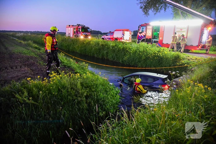 Bestuurder raakt met auto te water
