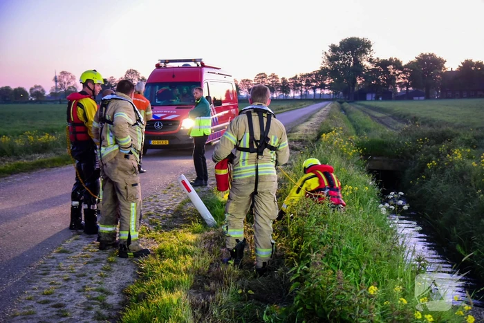 Bestuurder raakt met auto te water