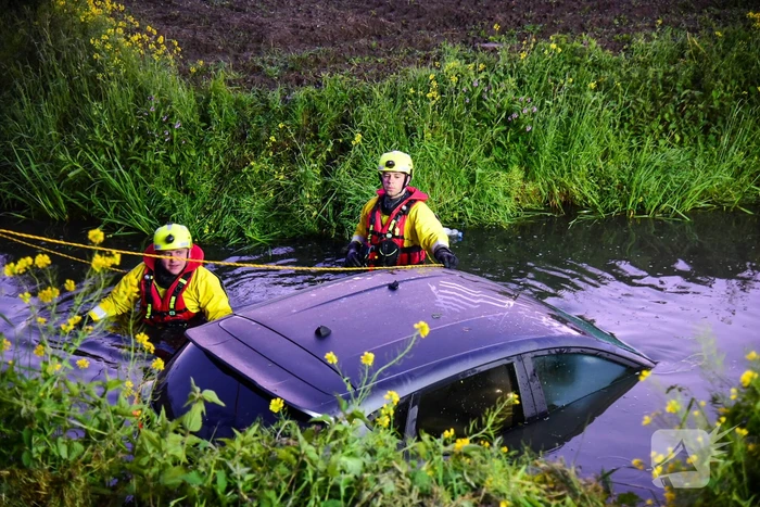 Bestuurder raakt met auto te water