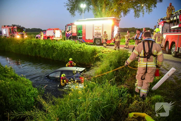 Bestuurder raakt met auto te water