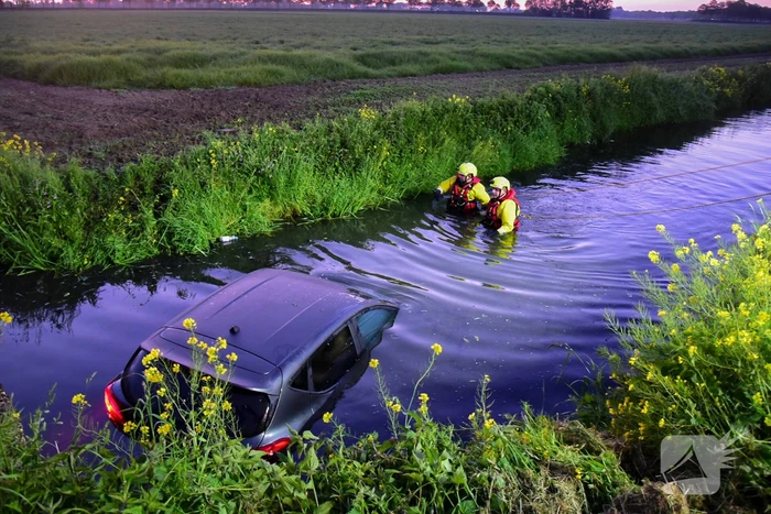 Bestuurder raakt met auto te water