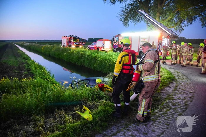 Bestuurder raakt met auto te water