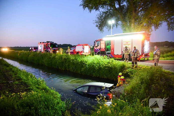 Bestuurder raakt met auto te water