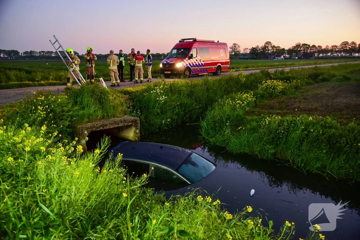 Bestuurder raakt met auto te water