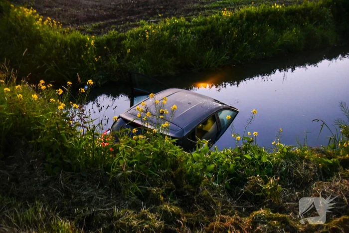 Bestuurder raakt met auto te water