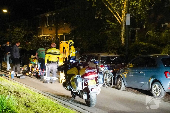Scooterrijder gaat onderuit en beschadigd twee auto's
