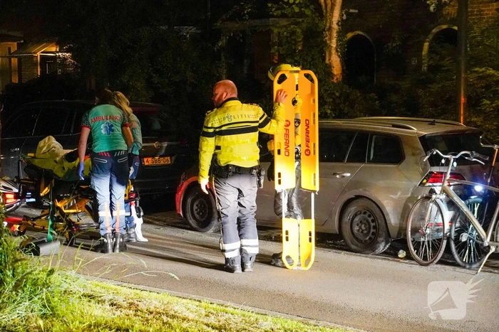 Scooterrijder gaat onderuit en beschadigd twee auto's