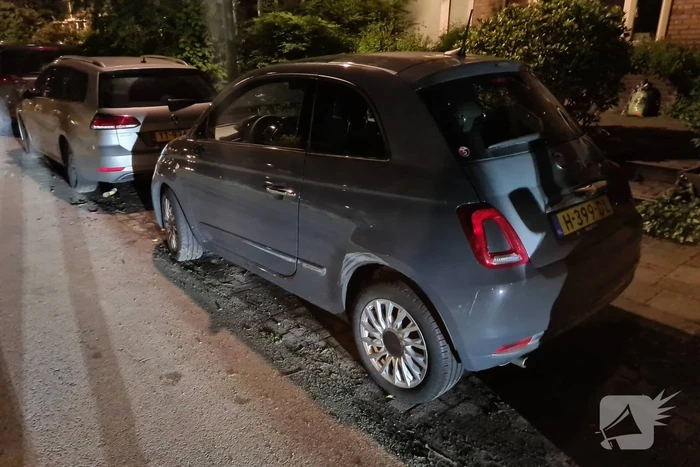 Scooterrijder gaat onderuit en beschadigd twee auto's