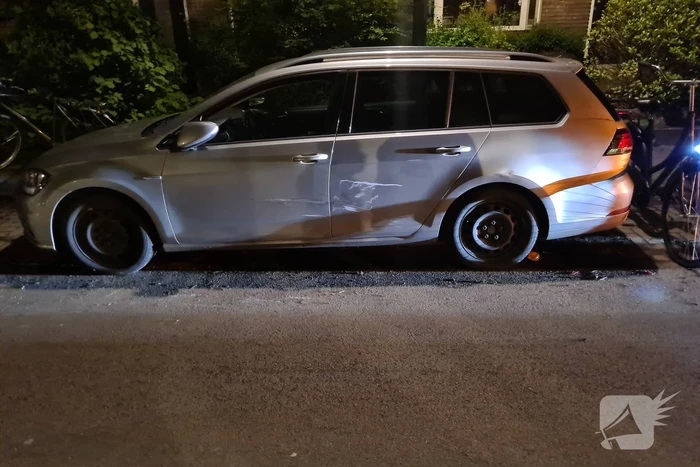 Scooterrijder gaat onderuit en beschadigd twee auto's