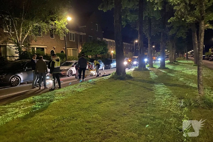 Scooterrijder gaat onderuit en beschadigd twee auto's