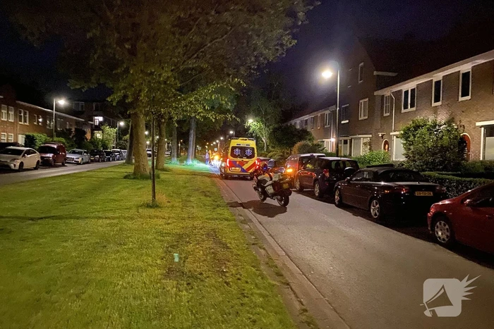 Scooterrijder gaat onderuit en beschadigd twee auto's