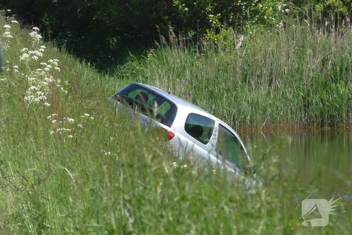Personenauto belandt in water