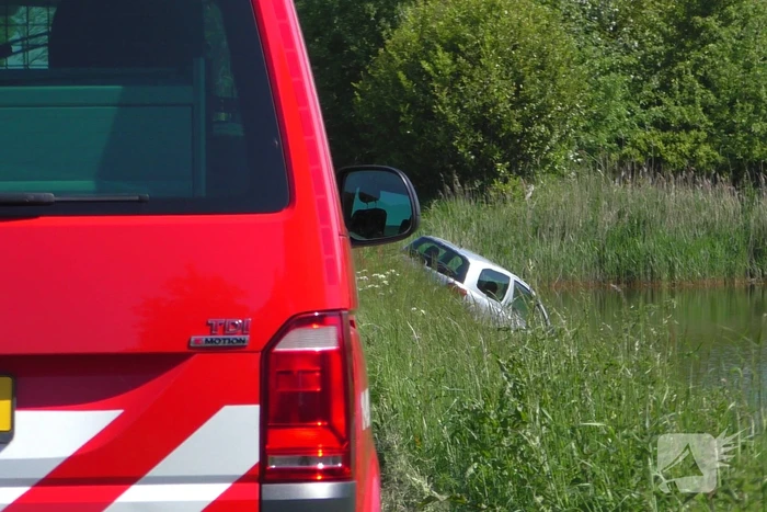 Personenauto belandt in water
