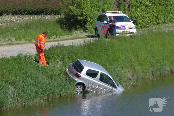 Personenauto belandt in water
